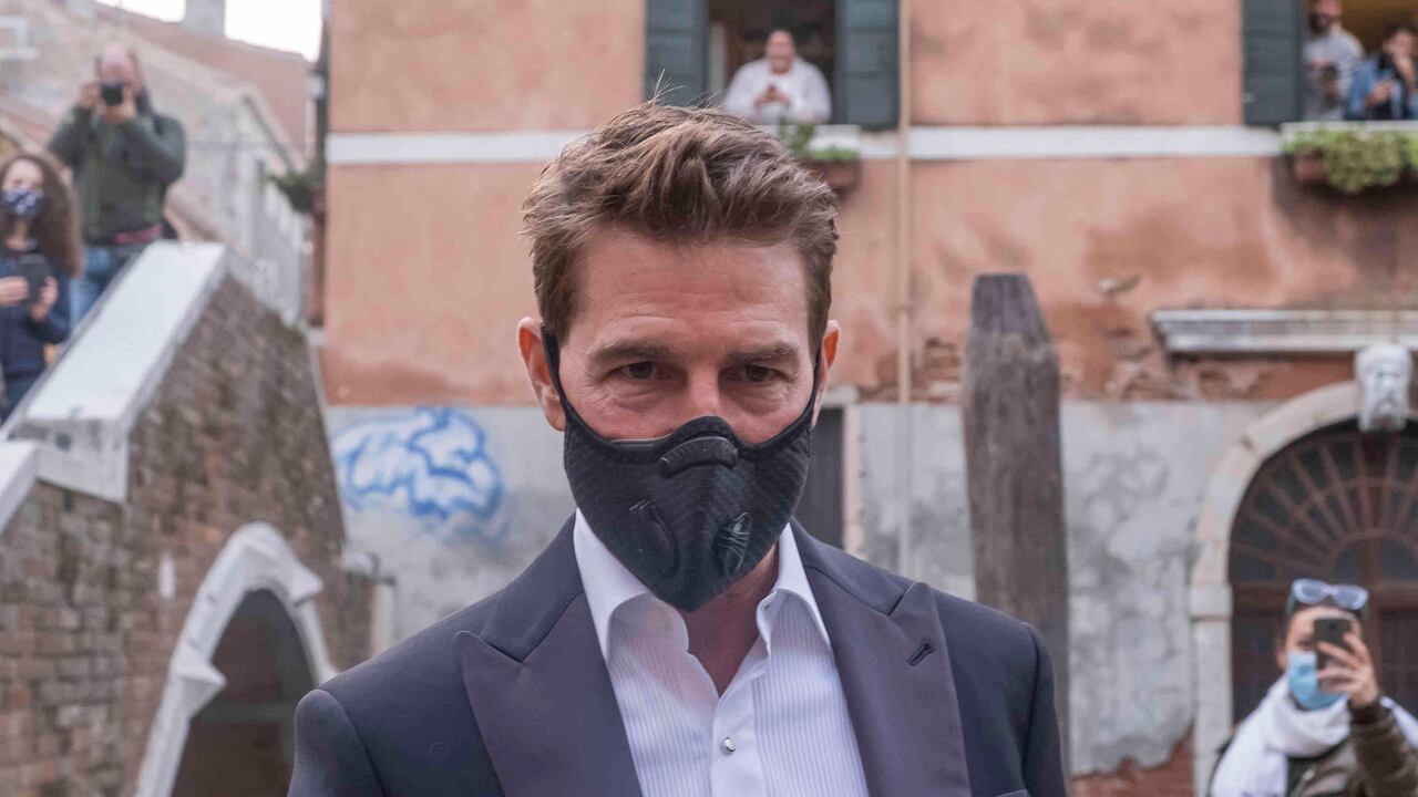 "Detrás de la cámara, estás tan pendiente de lo que haces que te olvidas de la mascarilla", afirma el cineasta Clovis Cornillac, quien actualmente rueda una adaptación de "Los colores del incendio", del escritor Pierre Lemaître, en los barrios acomodados de la capital francesa.