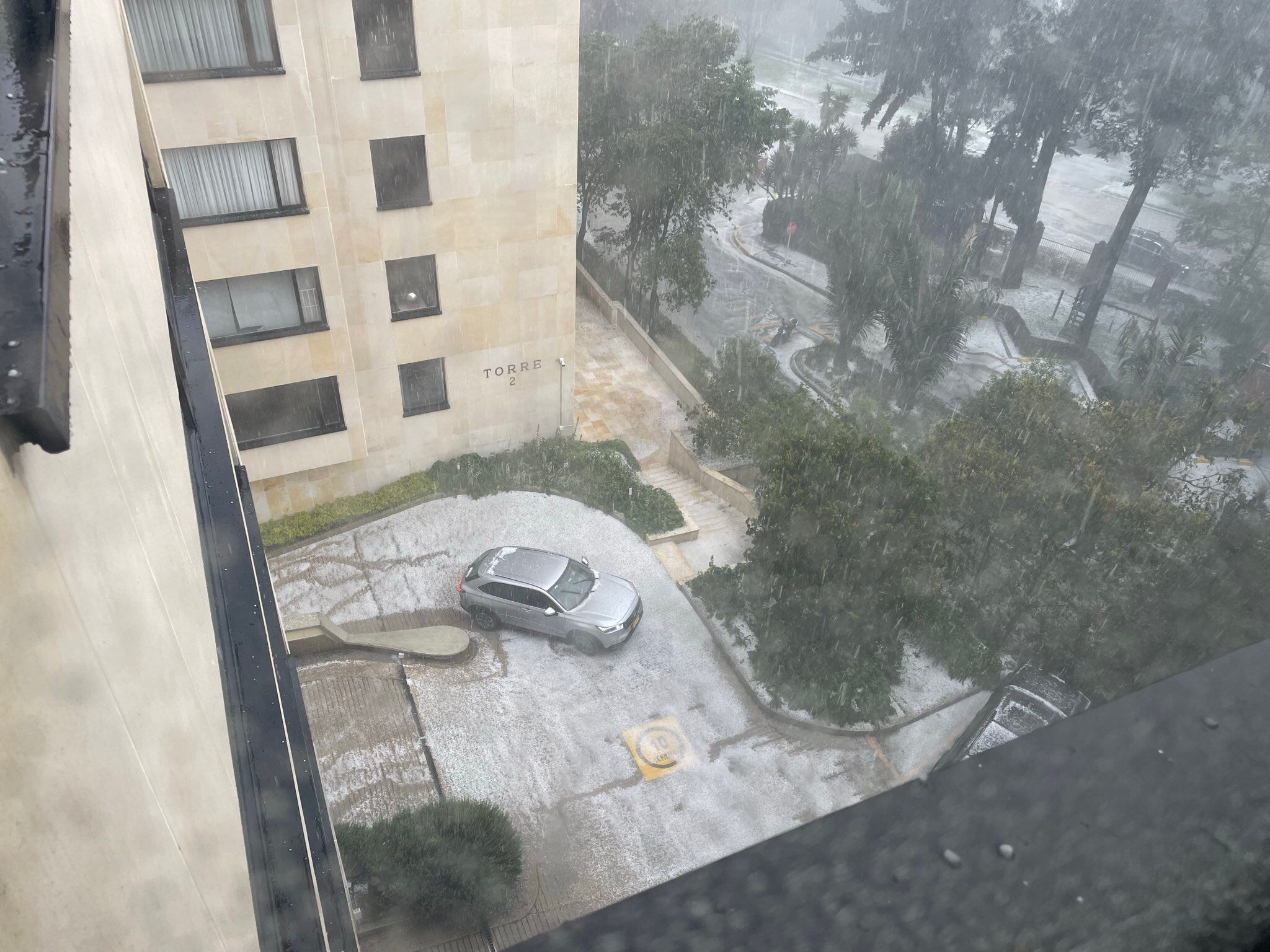 Fuerte lluvia con granizo afecta varios sectores de Bogotá y genera problemas de movilidad