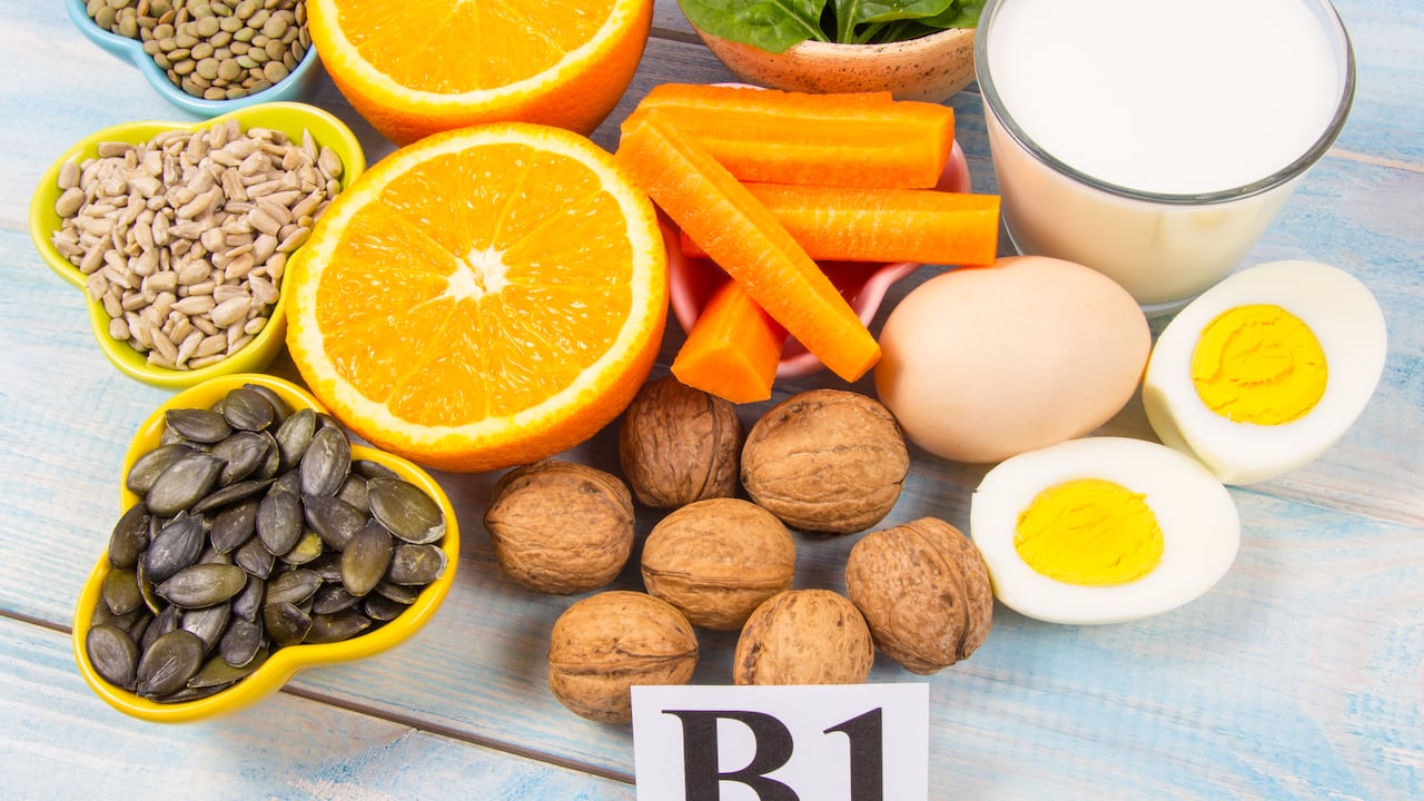 Ingredientes que contienen vitaminas B1 (tiamina). Concepto de alimentación saludable.