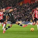 Liverpool gana y se aleja del City en la punta de la Premier League