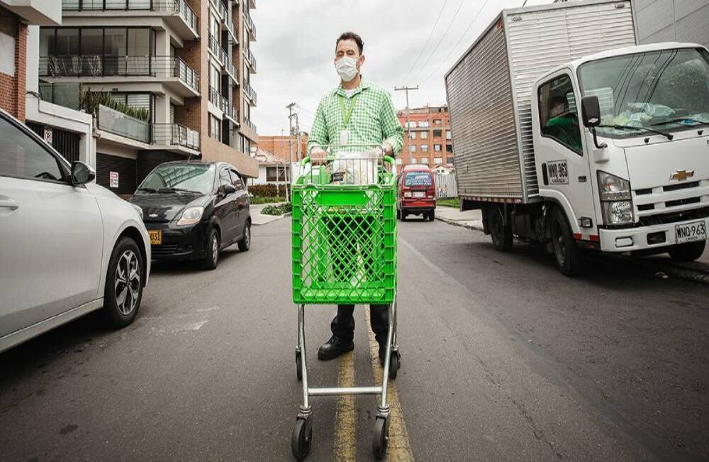 Mario Espitia trabaja para la cadena Carulla hace 32 años y en este momento está colaborando con los carros de mercado. Tiene un horario de 6 a.m. a 2 p.m. Vive en Suba y no ha tenido dificultades con el transporte, mantiene las precauciones y nos cuenta que en su trabajo se bañan las manos cuando suena el himno nacional. Foto: Karen Salamanca / SEMANA.