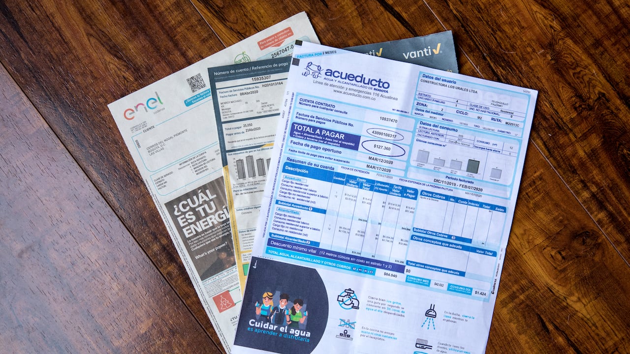 Recibos y facturas de servicios públicos. Bogotá mayo 8 de 2020.