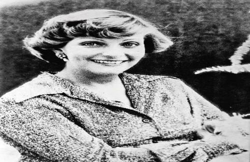 Gloria Valencia y su esposo, Álvaro Castaño, fundaron en 1950 la emisora cultural HJCK.