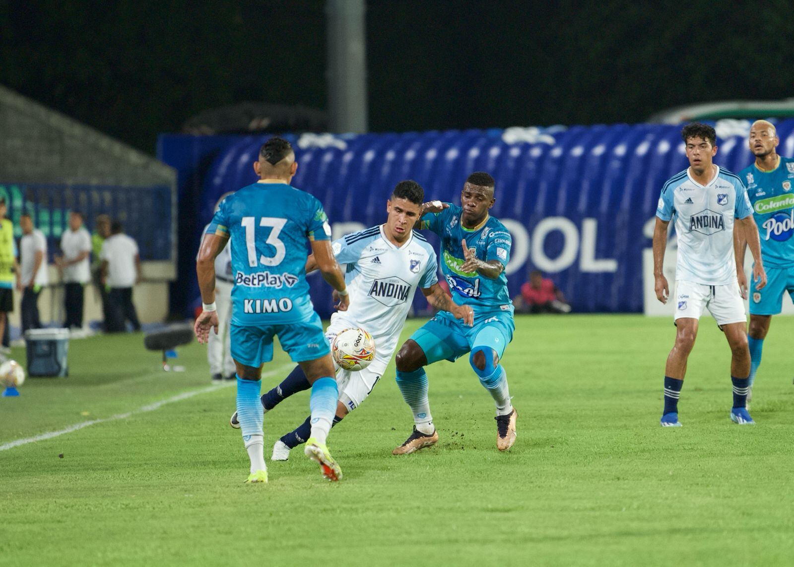 Daniel Cataño disputando una pelota en el partido ante Jaguares