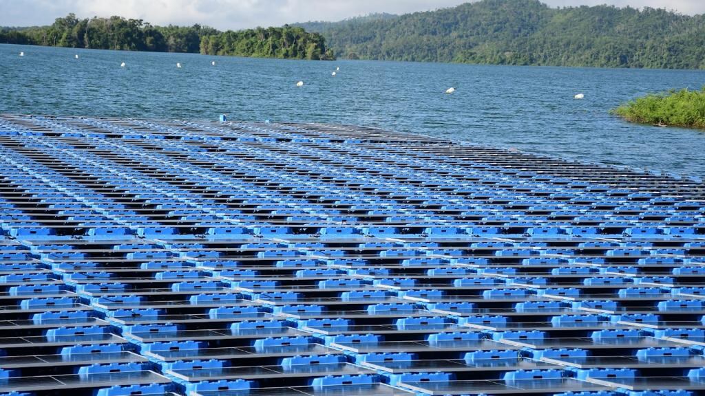 Se contempla la instalación de  5.500 paneles solares.