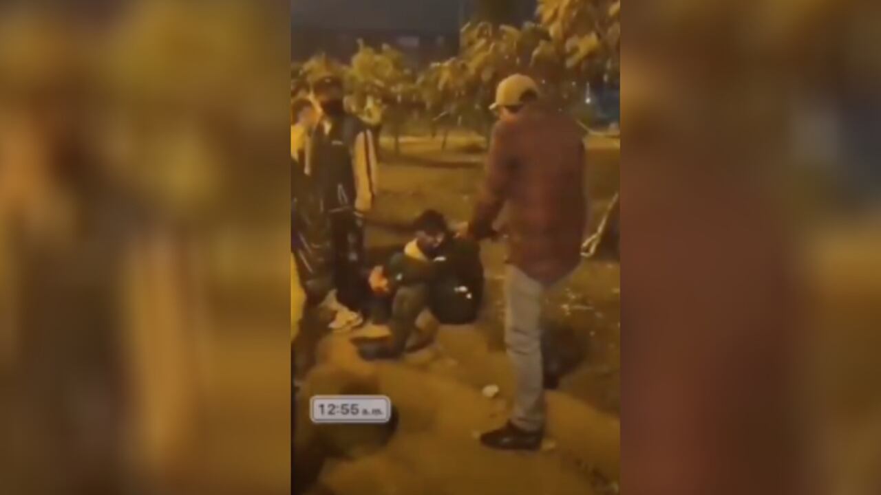 Viral: Un padre en Bogotá regaña a su hijo por salir a protestar sin saber nada del país