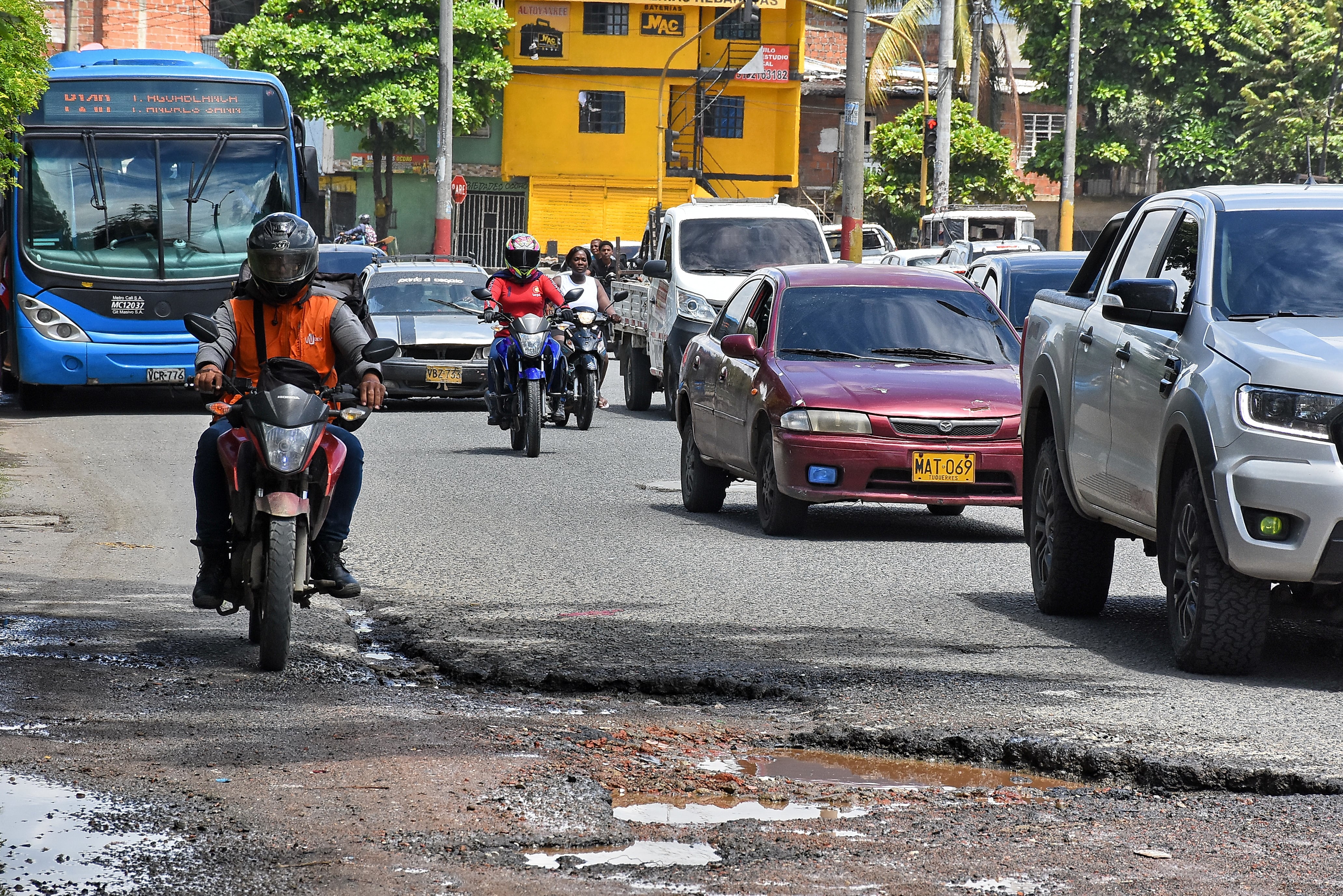 Mal estado de la malla vial en la avenida ciudad de Cali.