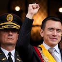 El recién juramentado presidente Daniel Noboa saluda desde un balcón del palacio presidencial de Carondelet en Quito, Ecuador, el jueves 23 de noviembre de 2023. (AP Foto/Carlos Noriega)