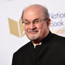 ARCHIVO - Salman Rushdie asiste a la 68a ceremonia y cena benéfica del Premio Nacional del Libro, el 15 de noviembre de 2017 en Nueva York. (Foto por Evan Agostini/Invision/AP, archivo)