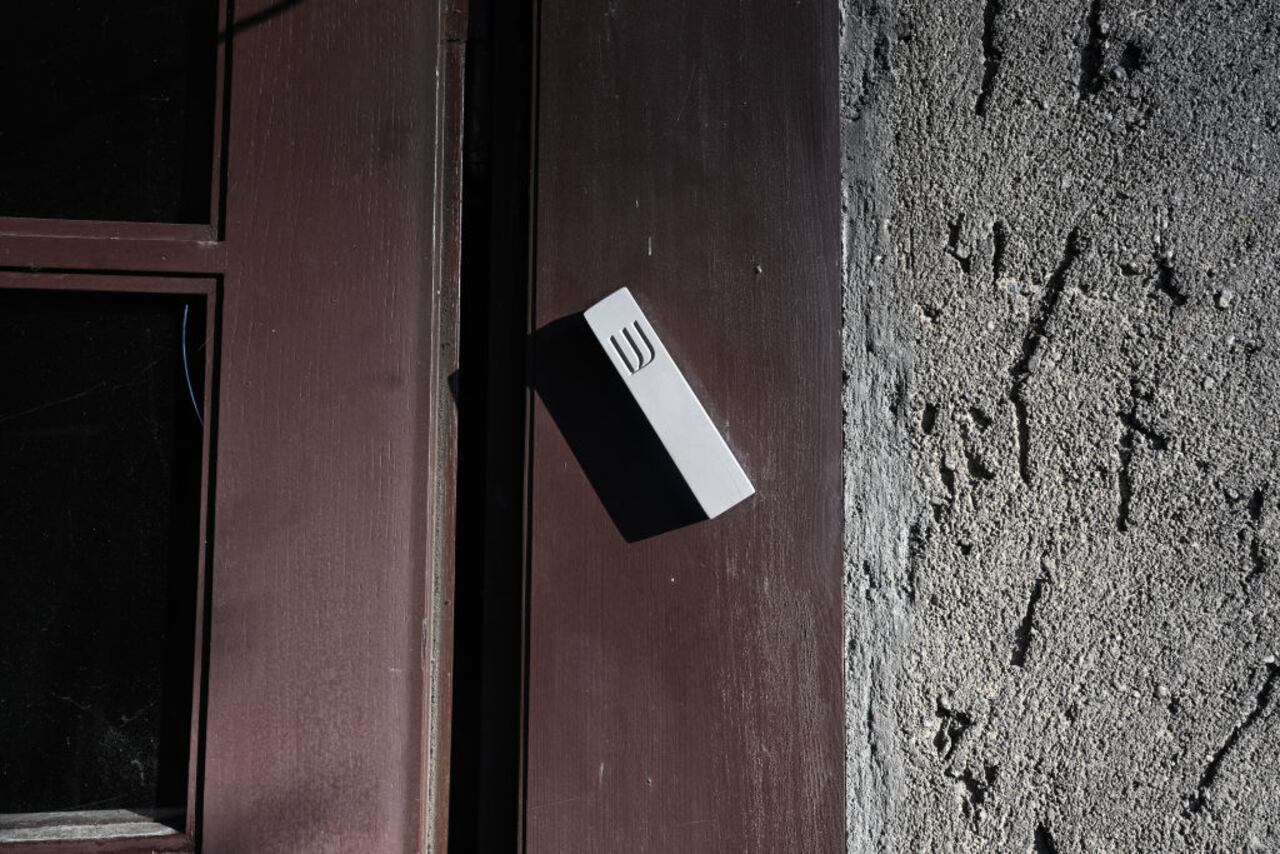 OSWIECIM, POLONIA - 26 DE ENERO: Una mezuzá cuelga junto a la puerta de entrada de la Casa 88, la antigua residencia del comandante de Auschwitz, Rudolf Hoss, el 26 de enero de 2025 en Oswiecim, Polonia. La casa del comandante de Auschwitz durante la Segunda Guerra Mundial, Rudolf Hoss, se abre por primera vez a los visitantes. La casa fue el tema de la película "La zona de interés". (Foto de Omar Marqués/Getty Images)