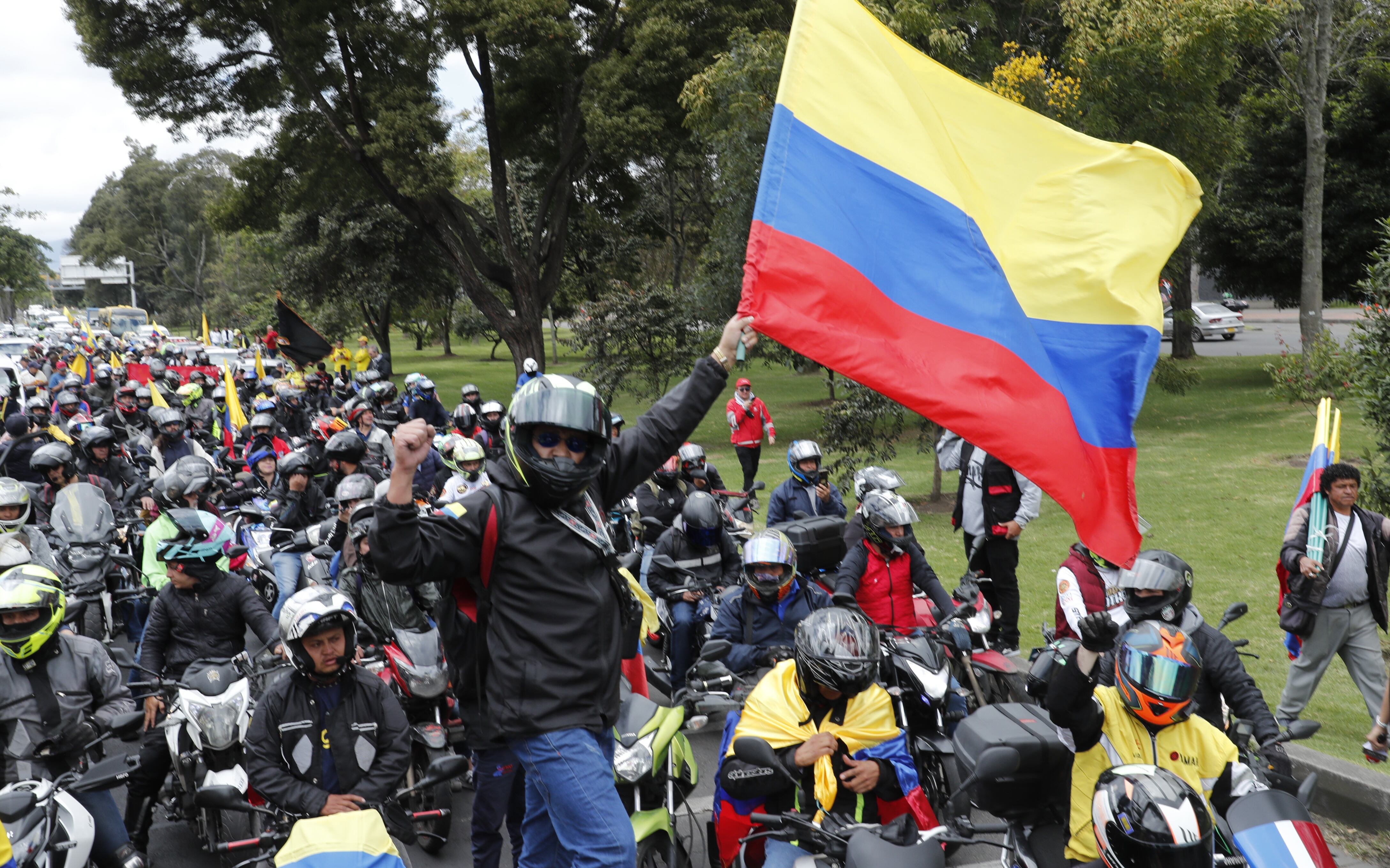 Protestas alzas en la gasolina