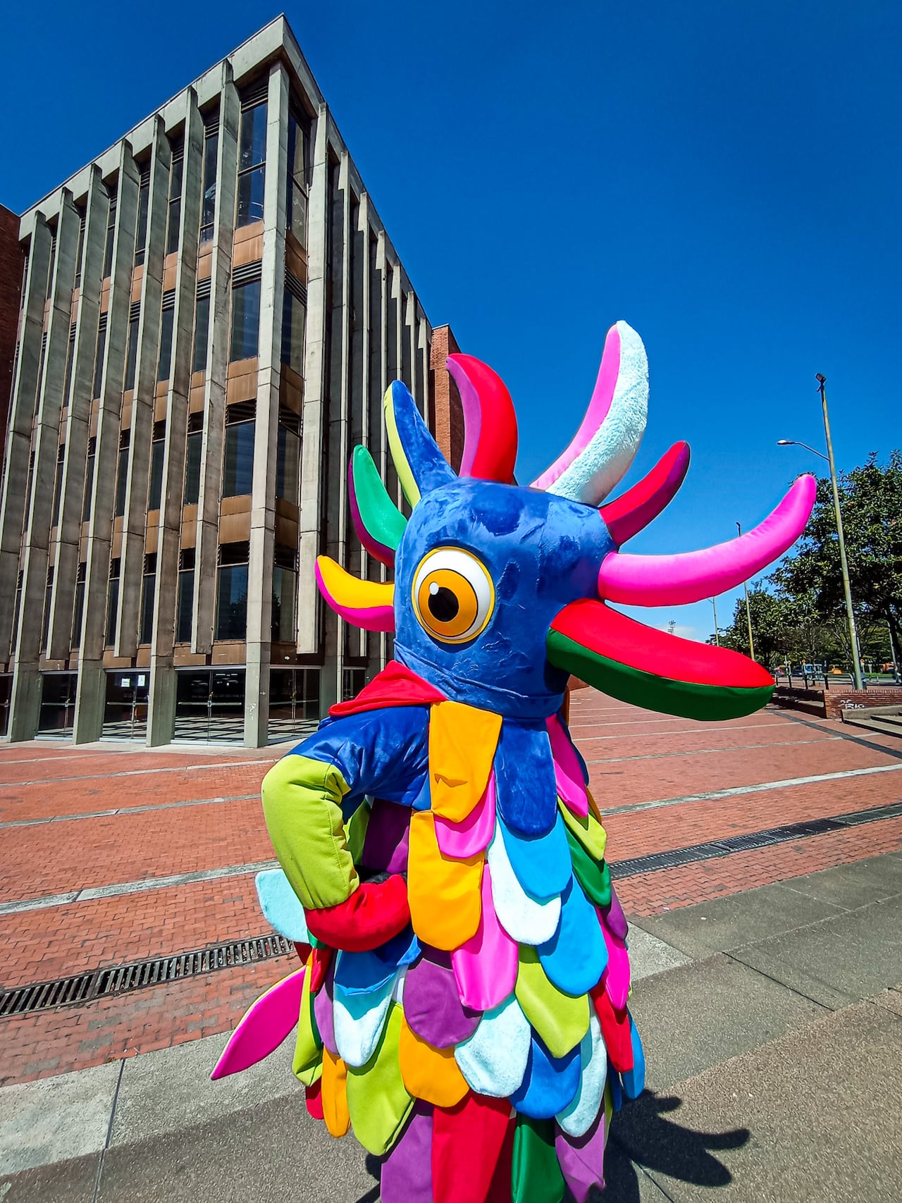 La cresta de siete puntas de Copetingua simboliza las siete discapacidades y sus llamativos colores representan la diversidad de Bogotá