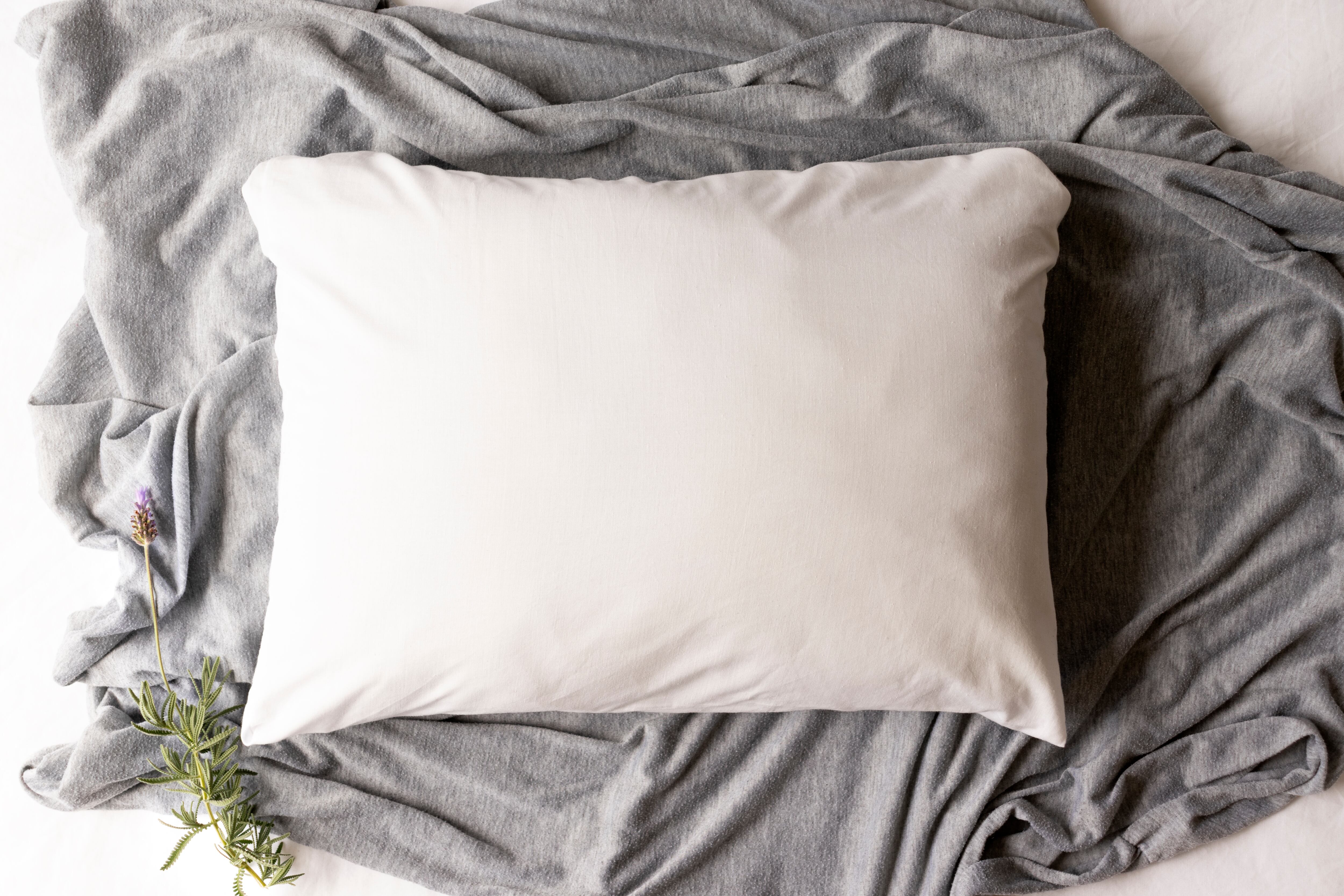 Almohada junto a una rama de laurel