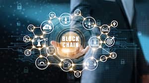 Tecnología Blockchain y concepto de red. Empresario sosteniendo blockchain de texto en la mano con conexión de red de iconos en seguridad azul y fondo de conexión digital