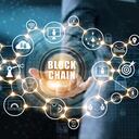 Tecnología Blockchain y concepto de red. Empresario sosteniendo blockchain de texto en la mano con conexión de red de iconos en seguridad azul y fondo de conexión digital