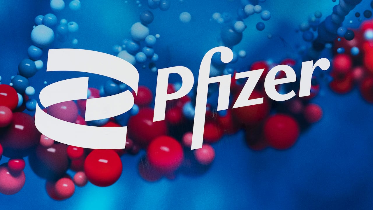 El logotipo de Pfizer se exhibe en la sede de la compañía en Nueva York, el 5 de febrero de 2021. (Foto AP / Mark Lennihan, archivo)