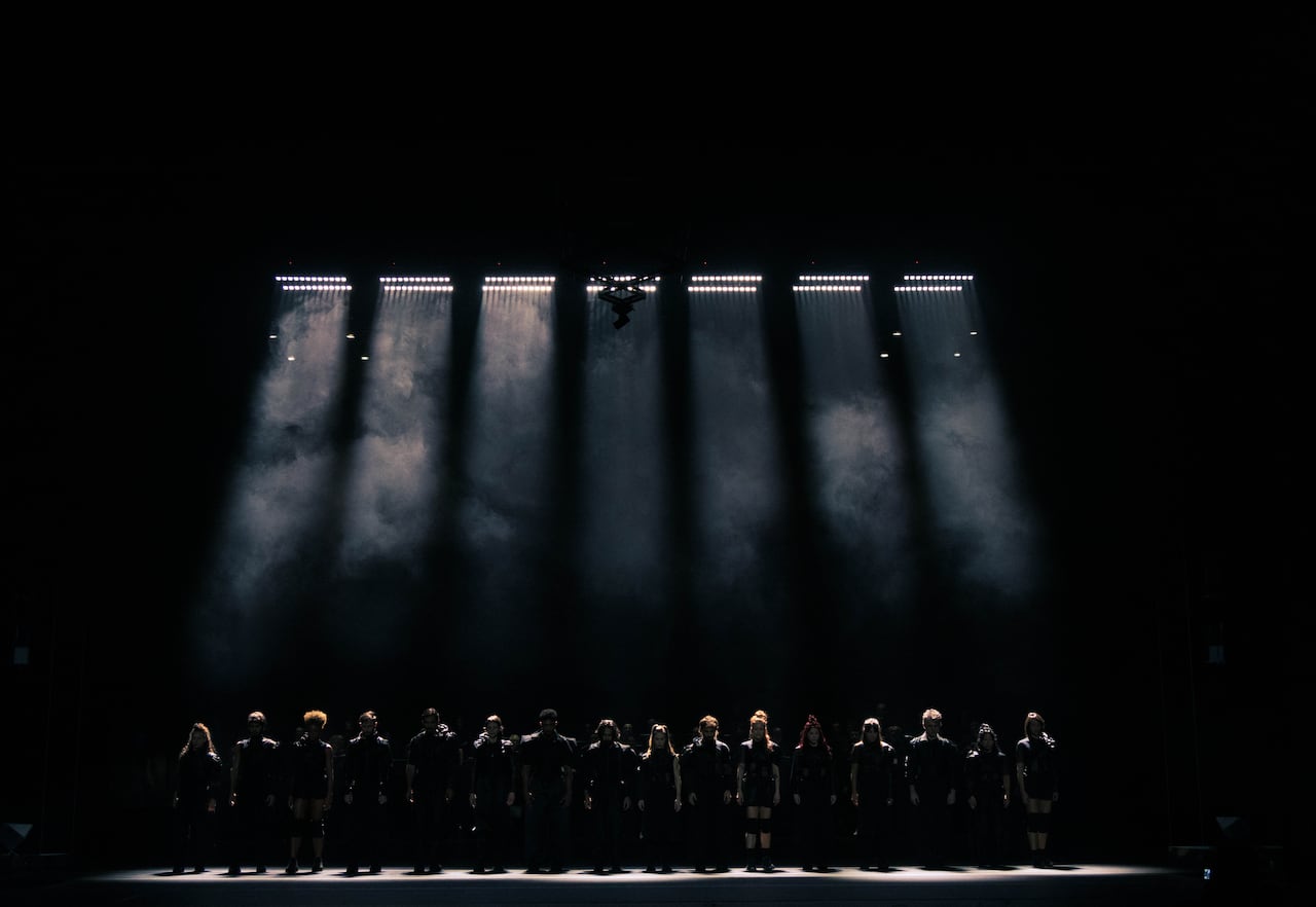 Esta experiencia combina el vértigo del movimiento con la potencia emocional de la música