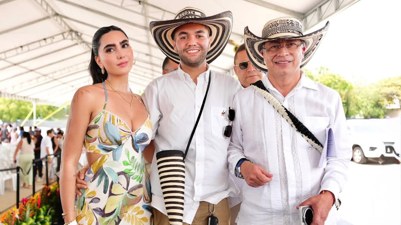 Gabriela y Santiago Muñoz junto al presidente Gustavo Petro.