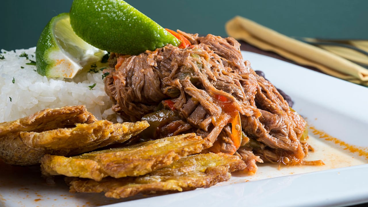 La carne, el atún y las legumbres son buena fuente de vitaminas. (Foto de Brent Lewis/The Denver Post a través de Getty Images)