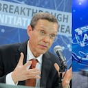 Avi Loeb junto a imagen representativa de la inteligencia artificial.