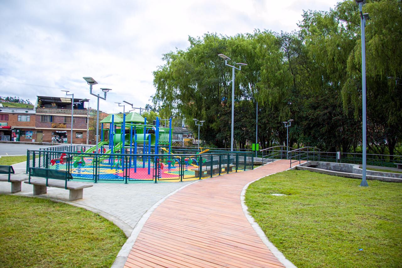 Tiene un aula ambiental, una zona infantil y otra biosaludable, un espejo de agua e iluminación solar.