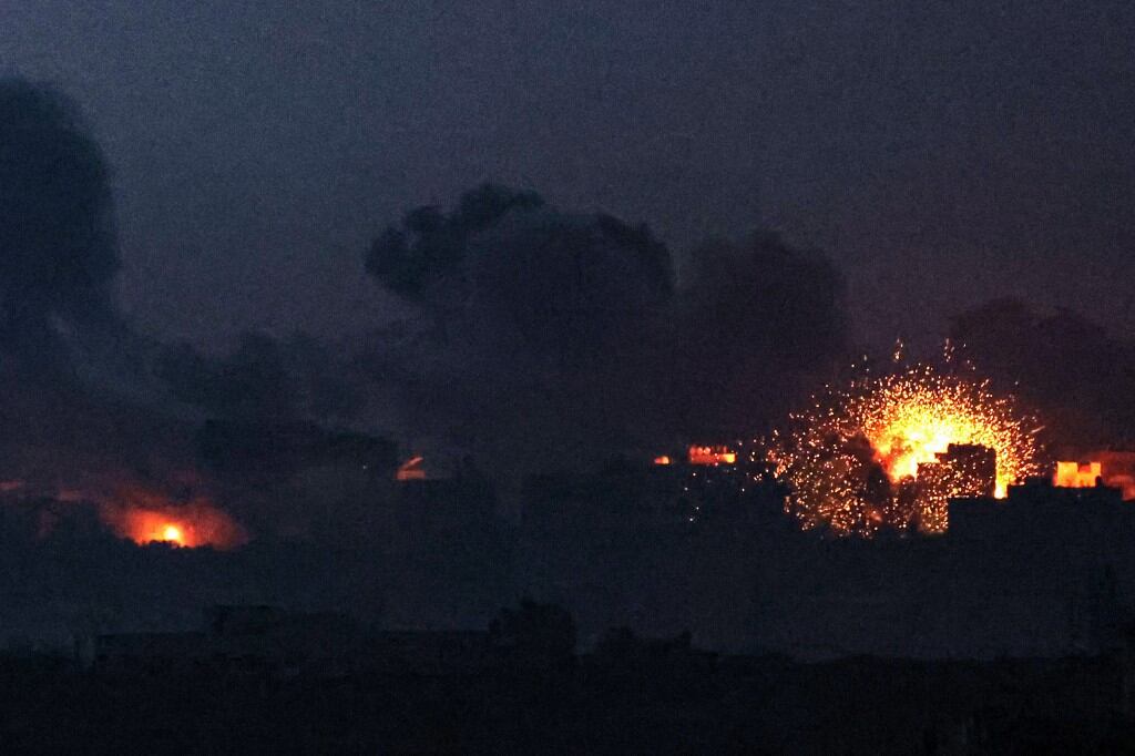 Israel y Hamas hicieron caso omiso de los llamados internacionales para renovar una tregua expirada el 2 de diciembre cuando ataques aéreos atacaron objetivos militantes en Gaza y grupos palestinos lanzaron ráfagas de cohetes.