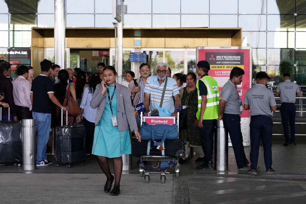 Viajeros salen del Aeropuerto Internacional Chhatrapati Shivaji Maharaj después de que un incendio en el Aeropuerto de Heathrow obligara a su cierre, lo que provocó numerosas cancelaciones de vuelos, en Mumbai, India, el viernes 21 de marzo de 2025.