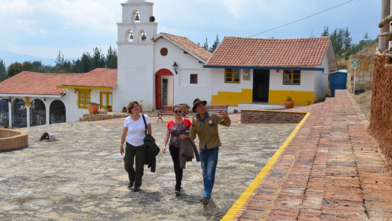 Este lugar es mágico para vivir de cerca la experiencia de visitar el Lago de Tota, mientras se evoca un pueblo de muchos años atrás.