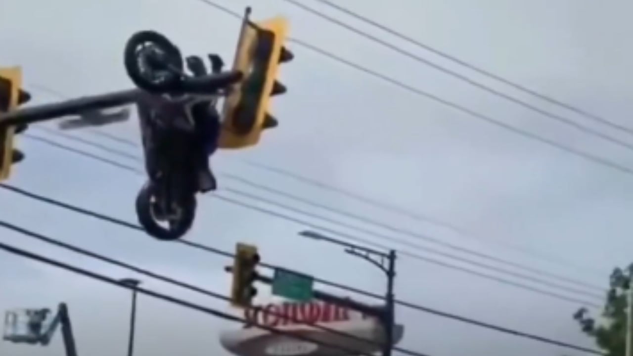 La motocicleta terminó suspendida en un semáforo tras el fuerte impacto registrado en Canadá.