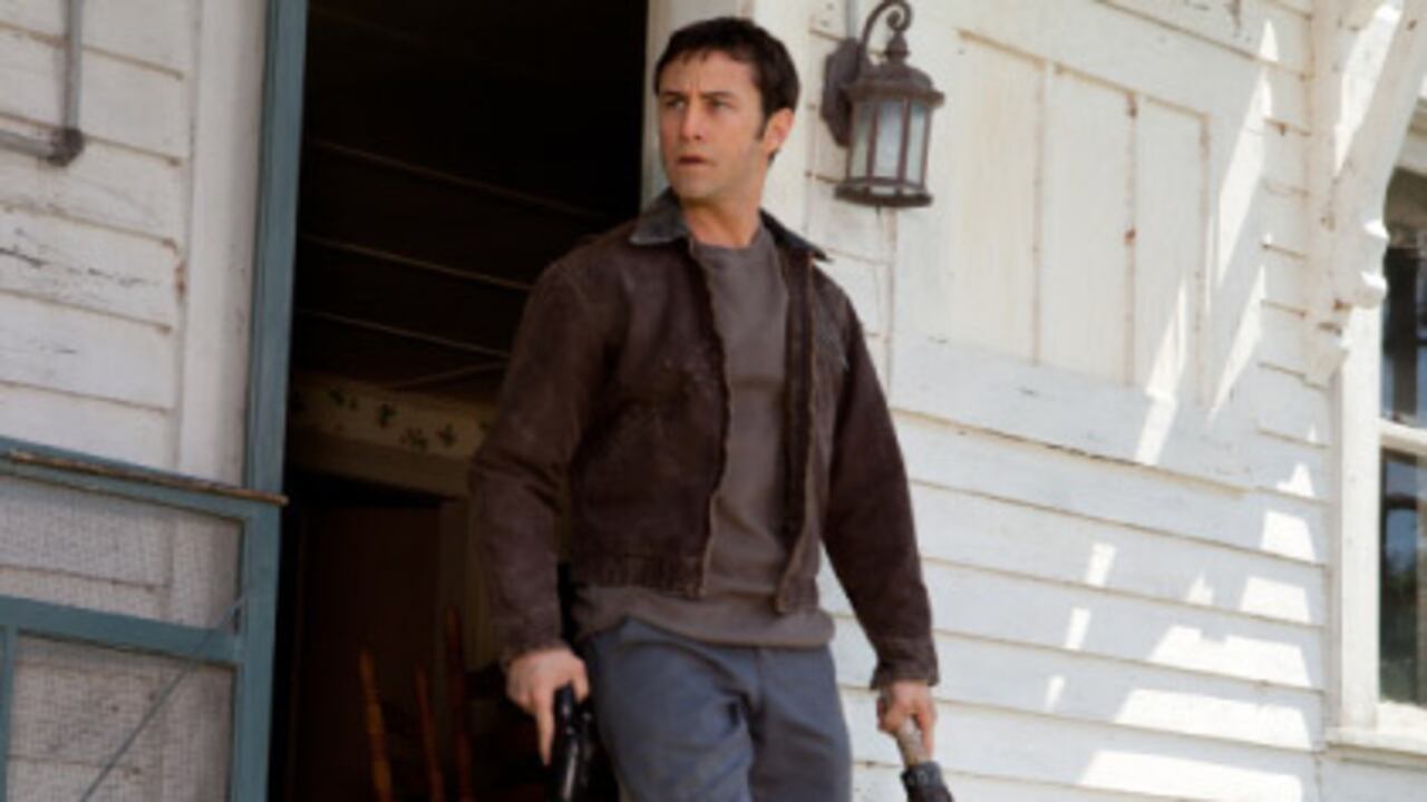 En una época en la que existen los viajes a través del tiempo, Joseph Gordon-Levitt y Bruce Willis, interpretan al mismo personaje en el presente y en el futuro. El joven tiene la misión de asesinar al más viejo.