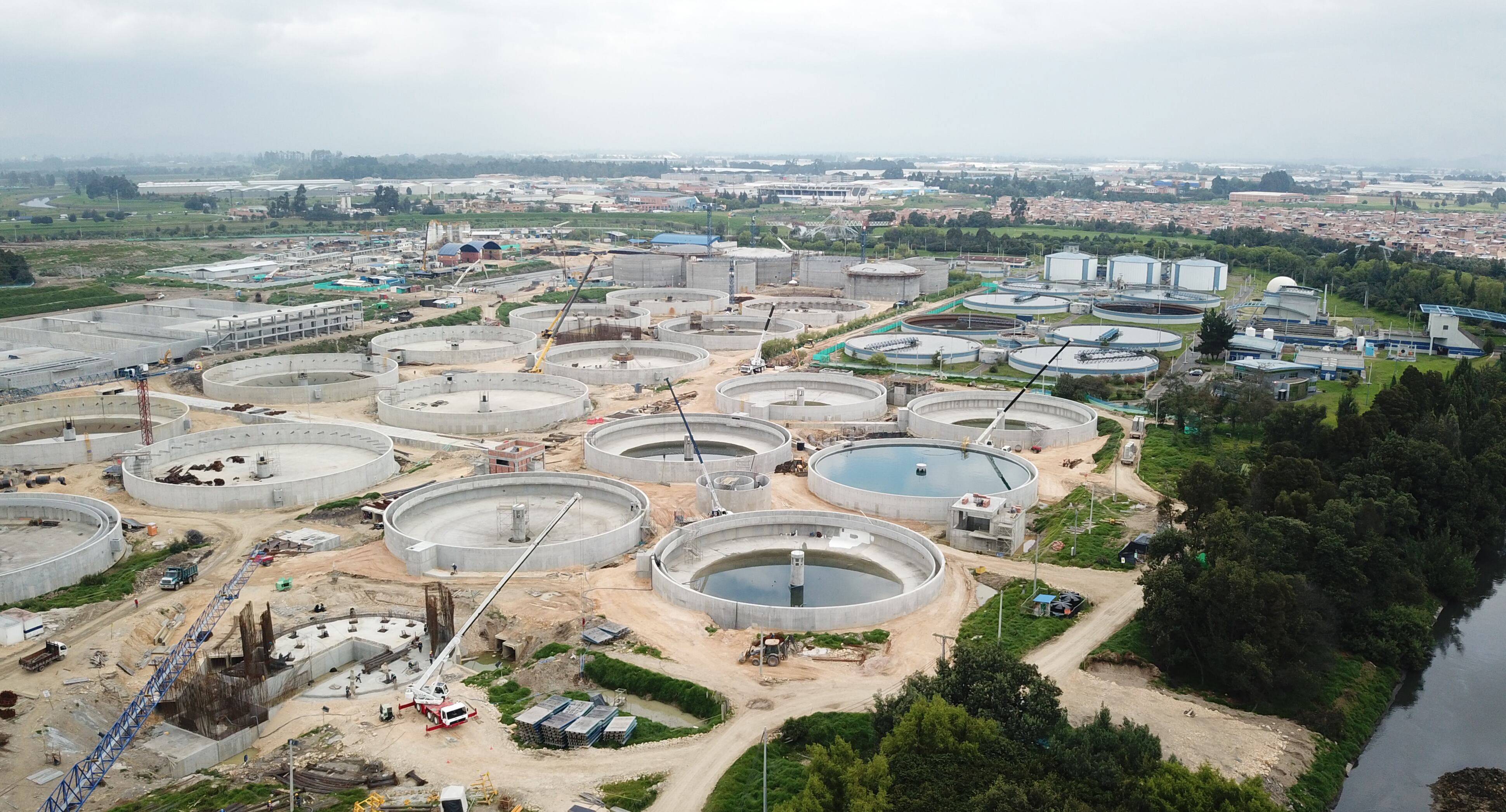 La Planta de Tratamiento de Aguas Residuales El Salitre desinfectará las aguas residuales entre un 95 y 98 % y tratará 7.000 litros de agua por segundo.