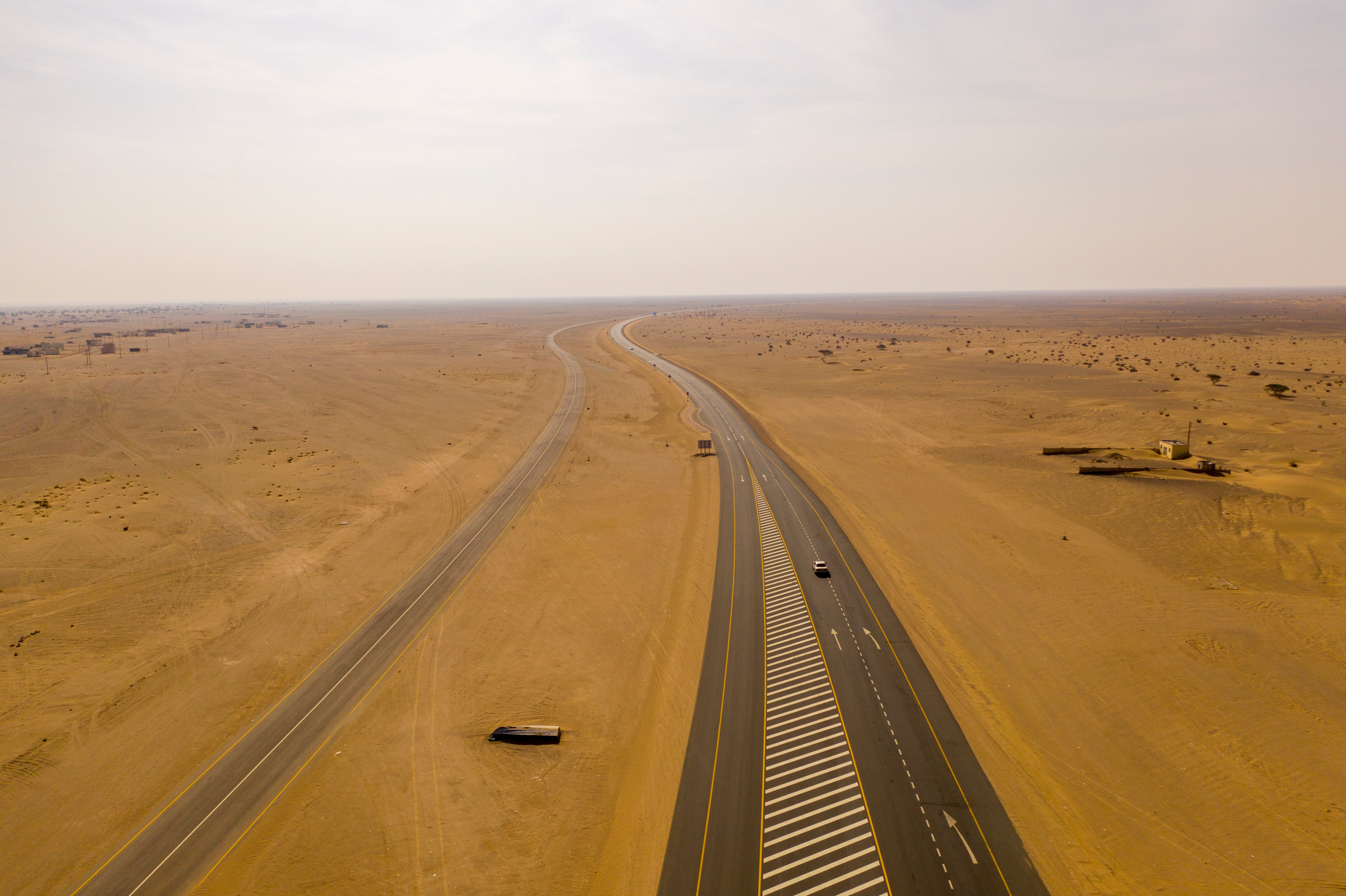 Hay muchas carreteras en los desiertos de Arabia Saudita que son extensas y sin curvas. Imagen de referencia