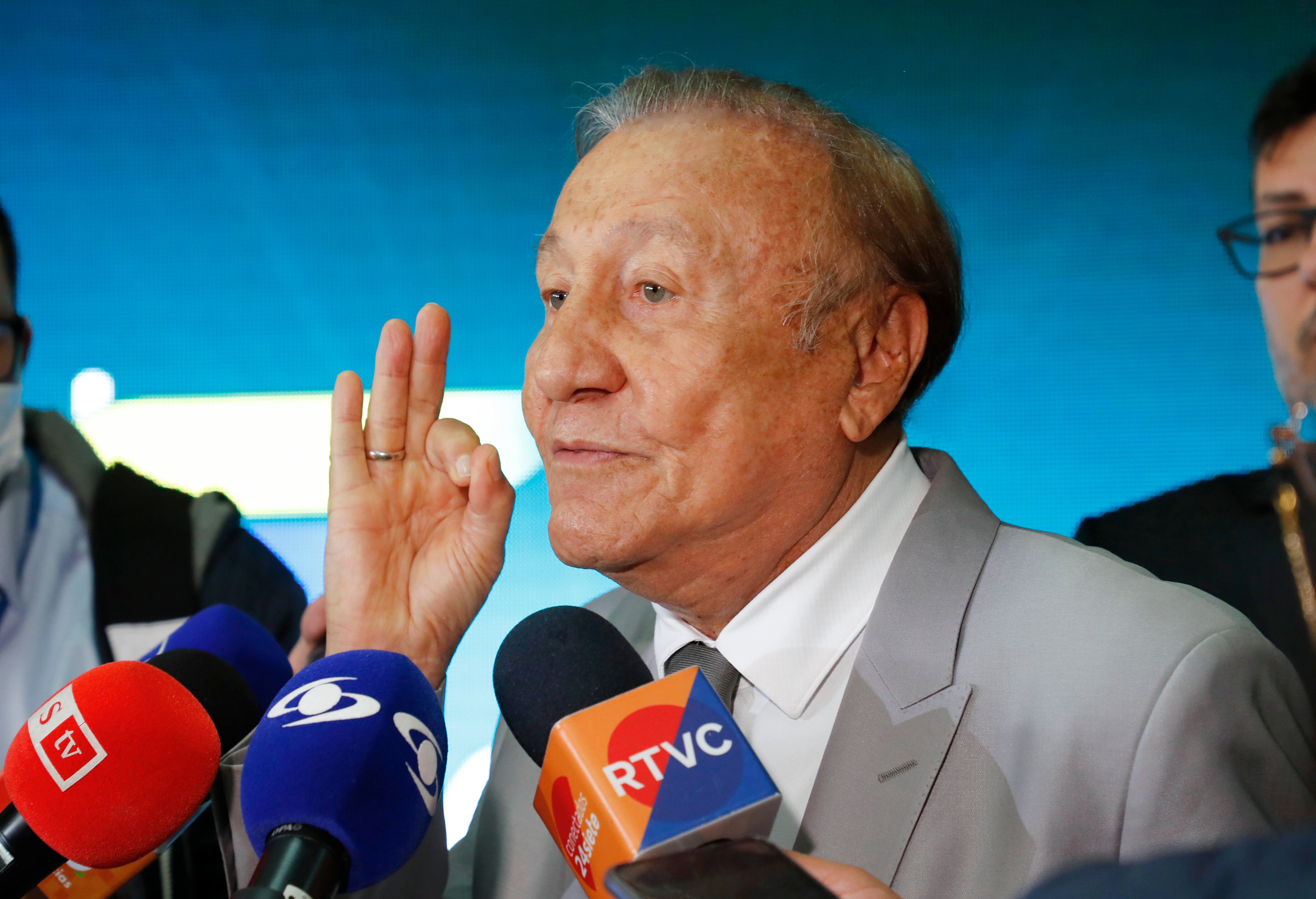 Liga de gobernantes anticorrupción Candidato: Rodolfo Hernández Suarez entrega las firmas para la inscripción de su candidatura a la presidencia en la
Registraduría General 
Bogotá dic 13 del 2021
Foto Guillermo Torres Reina / Semana