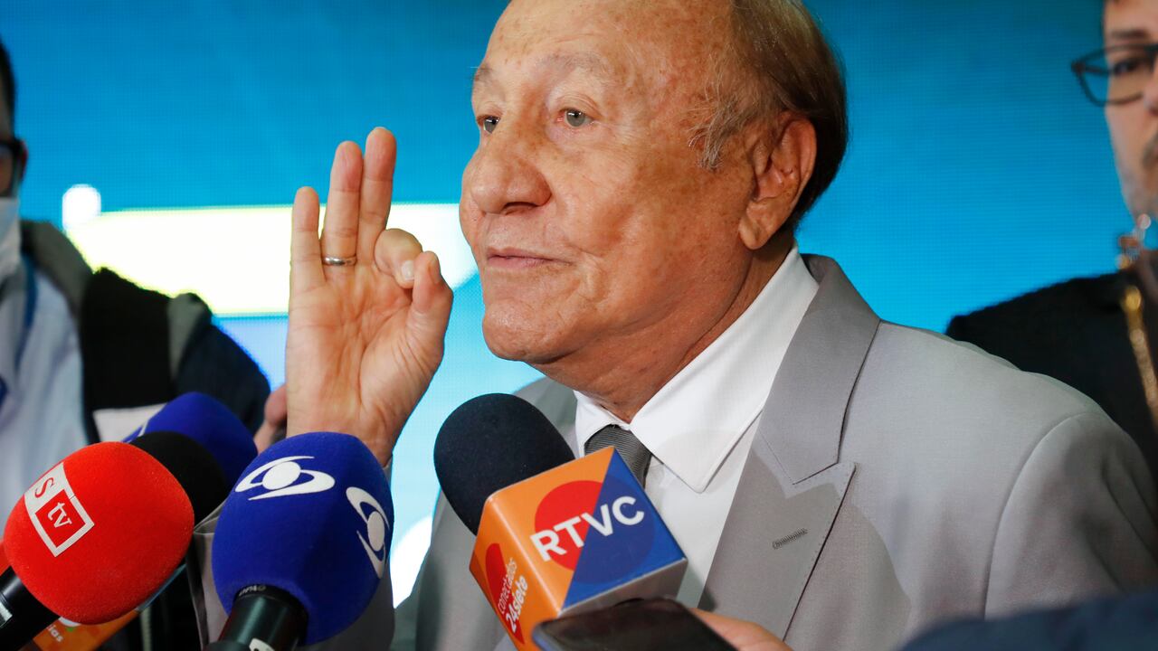 Liga de gobernantes anticorrupción Candidato: Rodolfo Hernández Suarez entrega las firmas para la inscripción de su candidatura a la presidencia en la
Registraduría General
Bogotá dic 13 del 2021
Foto Guillermo Torres Reina / Semana