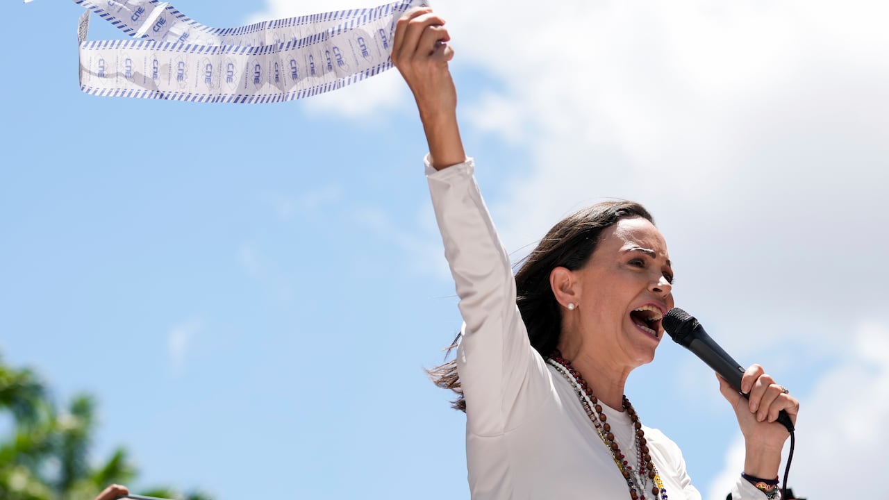 La líder de la oposición María Corina Machado muestra actas de recuento de votos durante una protesta contra la reelección del presidente Nicolás Maduro un mes después de la disputada votación presidencial que, según ella, la oposición ganó por abrumadora mayoría, en Caracas, Venezuela, el miércoles 28 de agosto de 2024. (AP Foto/Ariana Cubillos)