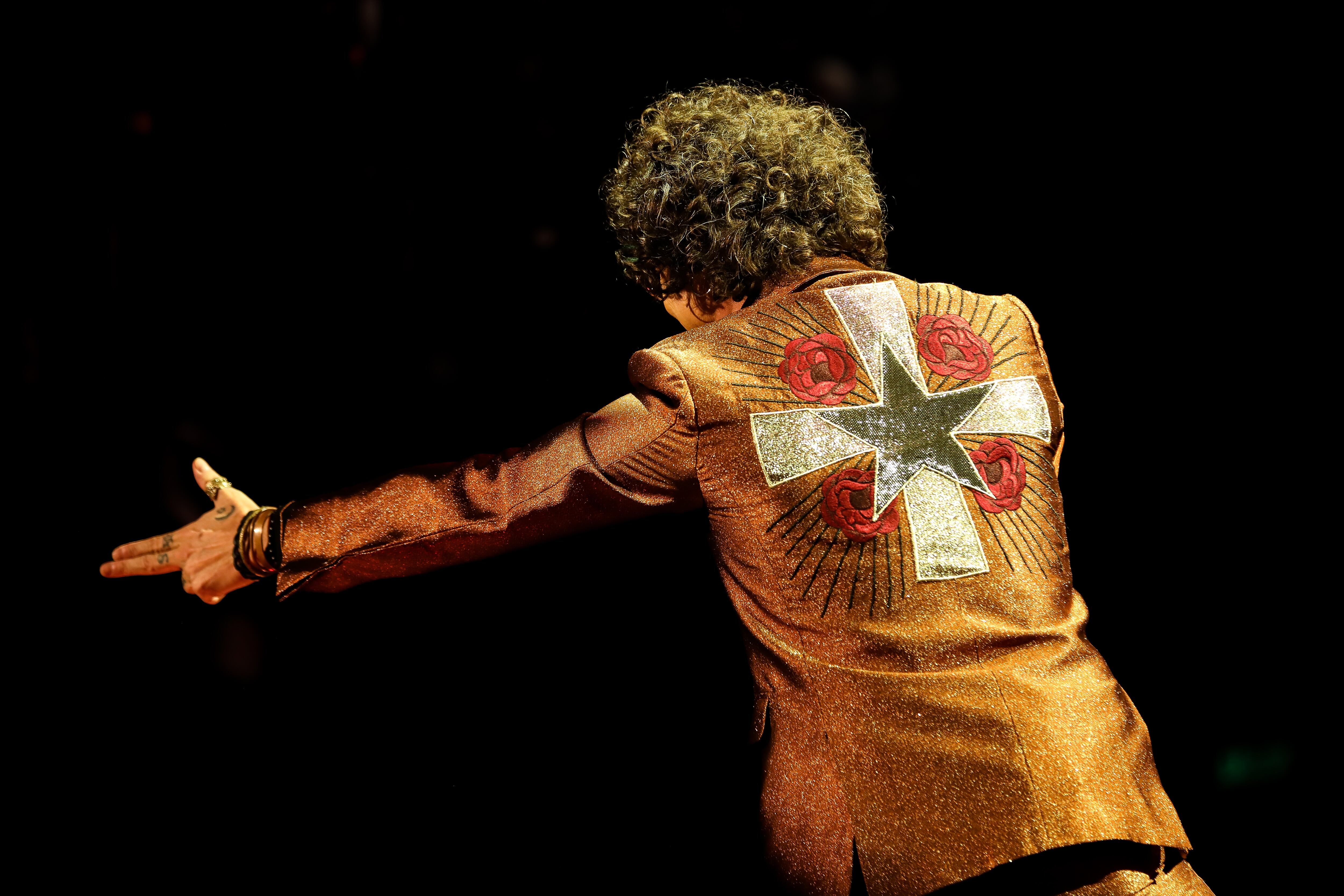 El tremendo músico, cantante y letrista Enrique Bunbury, llevando su Huracán Ambulante Tour al Movistar Arena de Bogotá.