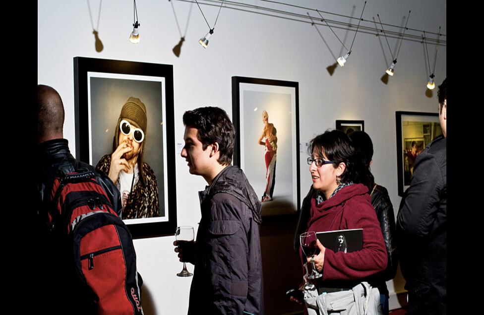 Para Davies, la subasta no es sino el primer paso de una iniciativa para hacer que el mundo del arte reconozca que también tiene una responsabilidad en la forma en la que se ha estereotipado y victimizado a Colombia. "El consumo de cocaína siempre ha sido parte integral del mundo de la moda, de Hollywood, del hip-hop", le dijo Davies a BBC Mundo. "Y la idea es trabajar para que personalidades que le han dado glamour al consumo de cocaína también hagan algo por las víctimas de su pasatiempo de lujo", añadió. ). 