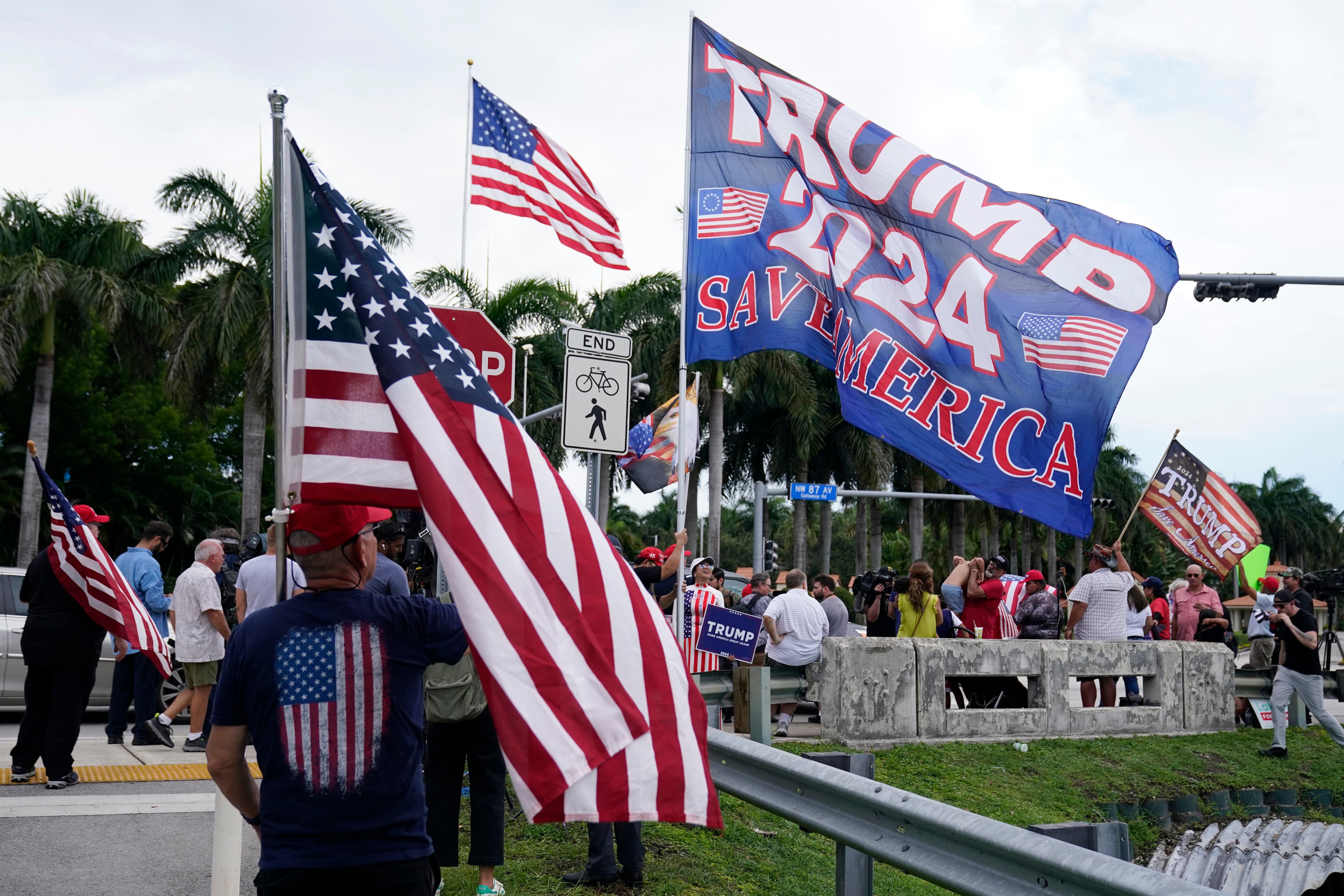 Partidarios del expresidente Donald Trump se reúnen frente al resort Trump National Doral, el lunes 12 de junio de 2023 en Doral, Florida