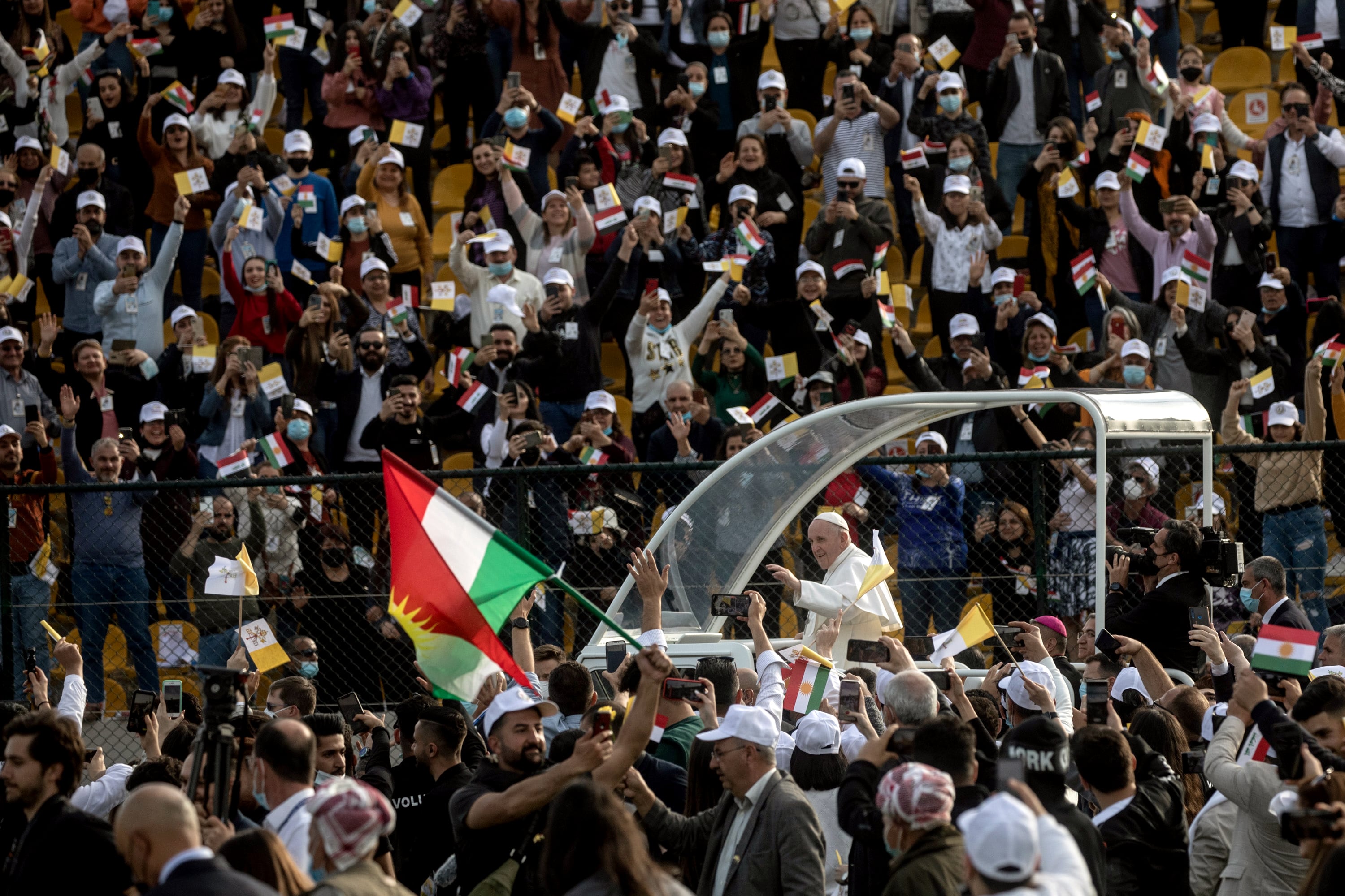 El Papa Francisco saluda a la multitud cuando llega para celebrar una misa en el estadio Franso Hariri el 7 de marzo de 2021 en Erbil, Irak. El Papa Francisco llegó a Erbil, la última parada de su histórica visita de cuatro días, la primera visita papal a Irak. En su primer viaje al extranjero desde el inicio de la pandemia, el Papa Francisco visitó Bagdad, Najaf, Erbil y las ciudades de Qaraqosh y Mosul, gravemente destruidas por ISIS.