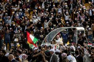 El Papa Francisco saluda a la multitud cuando llega para celebrar una misa en el estadio Franso Hariri el 7 de marzo de 2021 en Erbil, Irak. El Papa Francisco llegó a Erbil, la última parada de su histórica visita de cuatro días, la primera visita papal a Irak. En su primer viaje al extranjero desde el inicio de la pandemia, el Papa Francisco visitó Bagdad, Najaf, Erbil y las ciudades de Qaraqosh y Mosul, gravemente destruidas por ISIS.