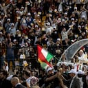 El Papa Francisco saluda a la multitud cuando llega para celebrar una misa en el estadio Franso Hariri el 7 de marzo de 2021 en Erbil, Irak. El Papa Francisco llegó a Erbil, la última parada de su histórica visita de cuatro días, la primera visita papal a Irak. En su primer viaje al extranjero desde el inicio de la pandemia, el Papa Francisco visitó Bagdad, Najaf, Erbil y las ciudades de Qaraqosh y Mosul, gravemente destruidas por ISIS.