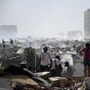Voluntarios buscan posibles víctimas entre los escombros de un edificio derrumbado tras el doble terremoto que sacudió Caraballeda, estado de La Guaira, a unos 40 km al noreste de Caracas, el 25 de junio de 2026. El número de fallecidos por los sismos, de magnitud 7.2 y 7.5, asciende a al menos 188, con más de 1520 heridos, según informó el diputado Jorge Rodríguez, mientras los residentes continúan la búsqueda de familiares desaparecidos. (Foto de Federico PARRA / AFP)