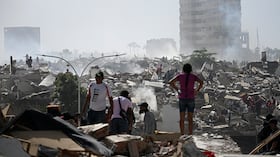 Voluntarios buscan posibles víctimas entre los escombros de un edificio derrumbado tras el doble terremoto que sacudió Caraballeda, estado de La Guaira, a unos 40 km al noreste de Caracas, el 25 de junio de 2026. El número de fallecidos por los sismos, de magnitud 7.2 y 7.5, asciende a al menos 188, con más de 1520 heridos, según informó el diputado Jorge Rodríguez, mientras los residentes continúan la búsqueda de familiares desaparecidos. (Foto de Federico PARRA / AFP)