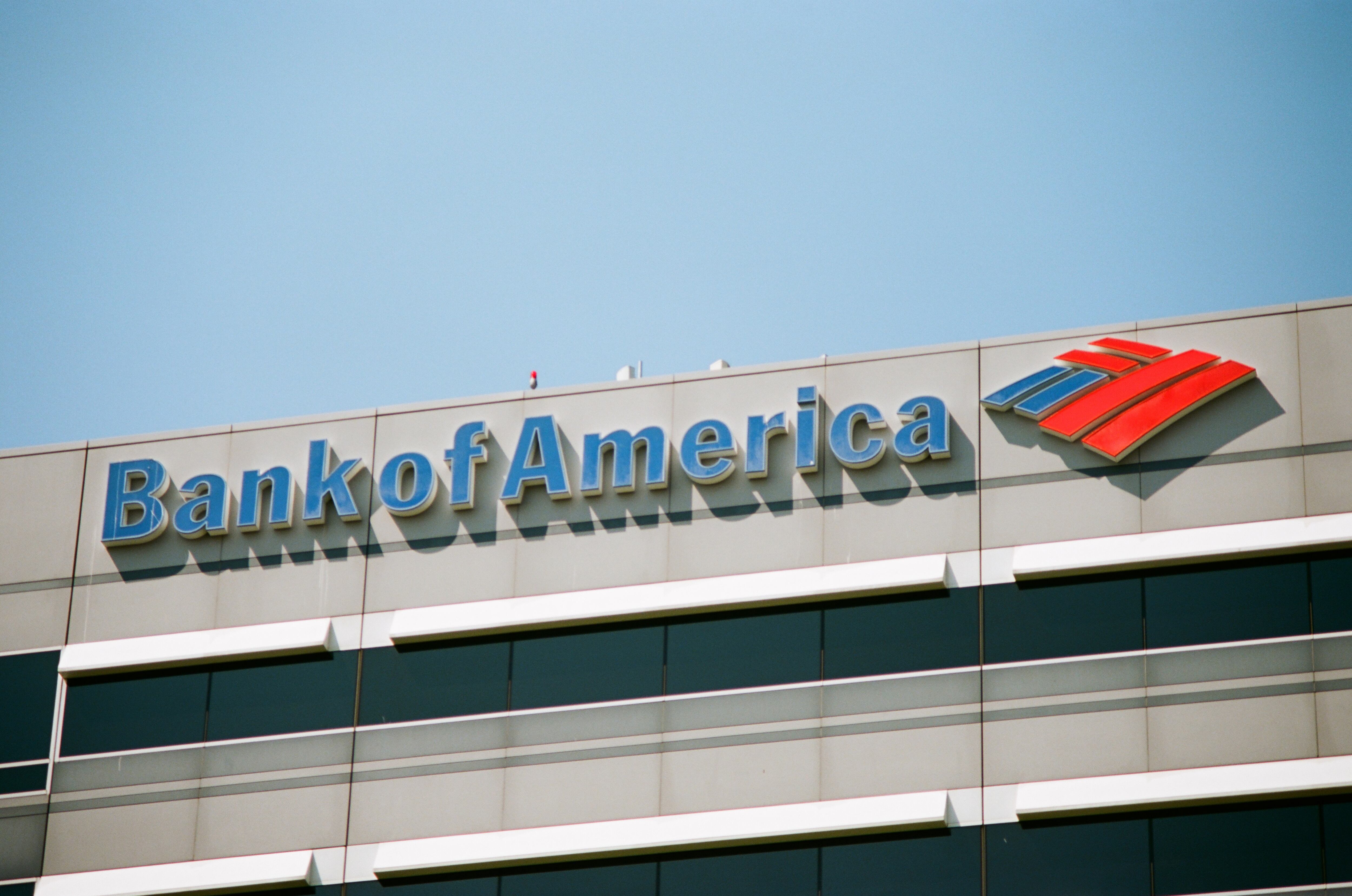 Fachada con logotipo en el edificio del Bank of America en el centro de Concord, California, 8 de septiembre de 2017. (Foto de Smith Collection/Gado/Getty Images)