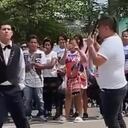 Padre baila vals con foto de su hija