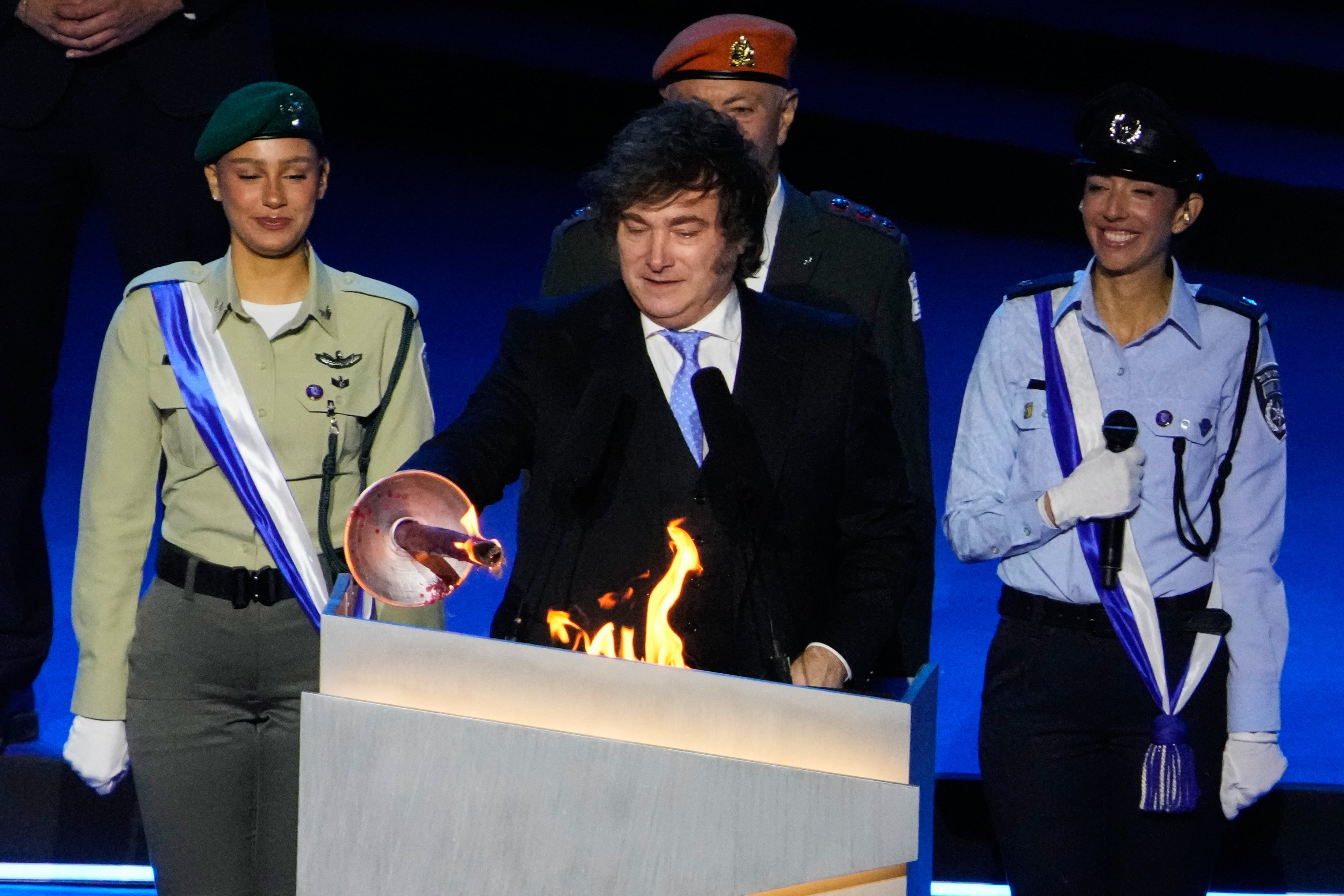 El presidente argentino Javier Milei enciende una antorcha durante un ensayo grabado para la próxima ceremonia del Día de la Independencia de Israel en Jerusalén.
