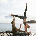Practicar yoga con tu pareja puede fortalecer tus relaciones