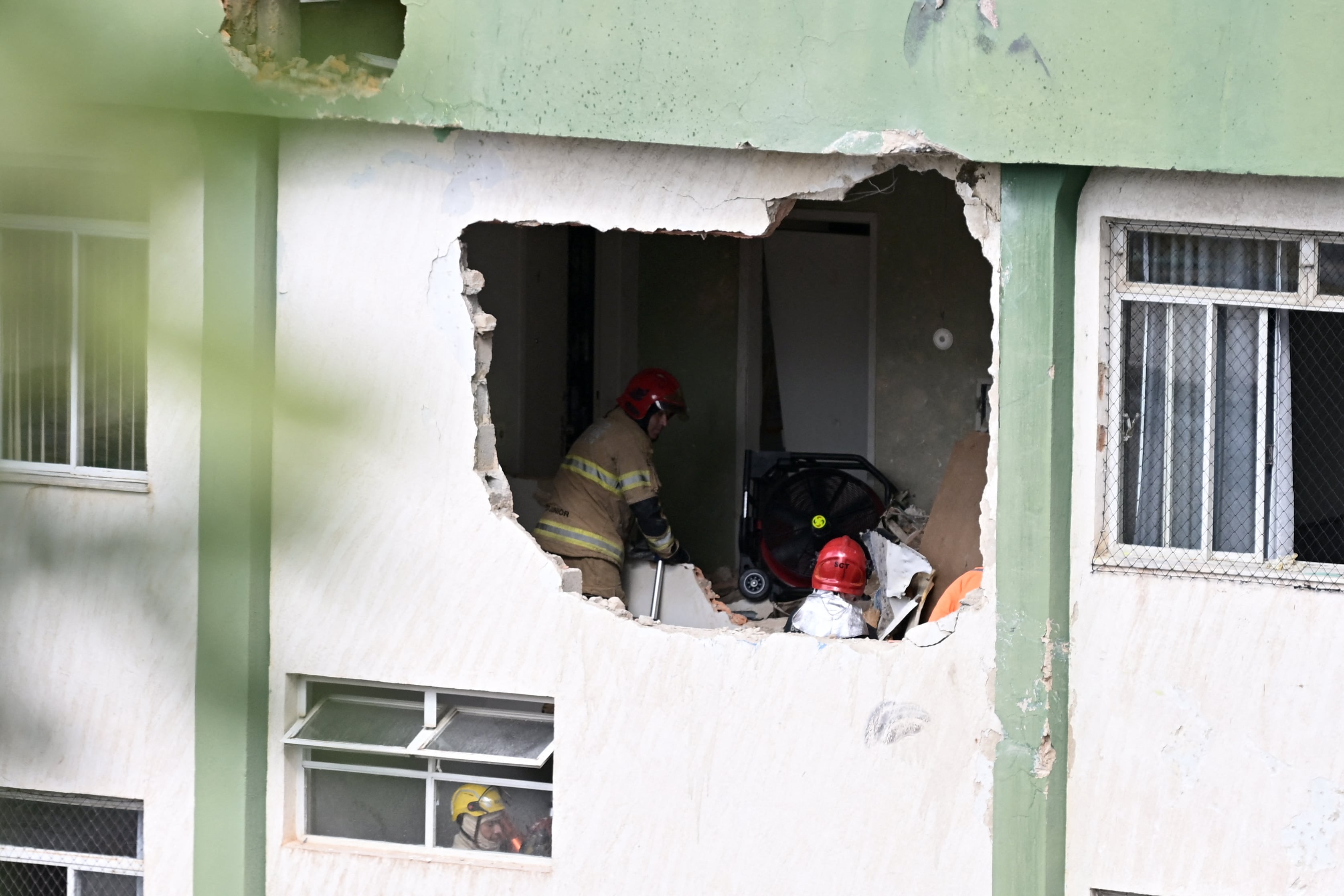 Bomberos inspeccionan la zona donde se estrelló una avioneta contra un edificio en el centro de Belo Horizonte, estado de Minas Gerais, Brasil, el 4 de mayo de 2026.