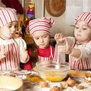 Aprender a cocinar juntos es una excelente opción para acercarse en este día del niño. Olvídate de la comida gourmet y dietética, ensúciate las manos en una tarde divertida haciendo la comida favorita de los niños: pizza en Archie’s Pizza. Con sus tardes Archie’s Piccoli podrán experimentar a ser grandes chefs. Más información: http://www.archiespizza.com/piccoli/