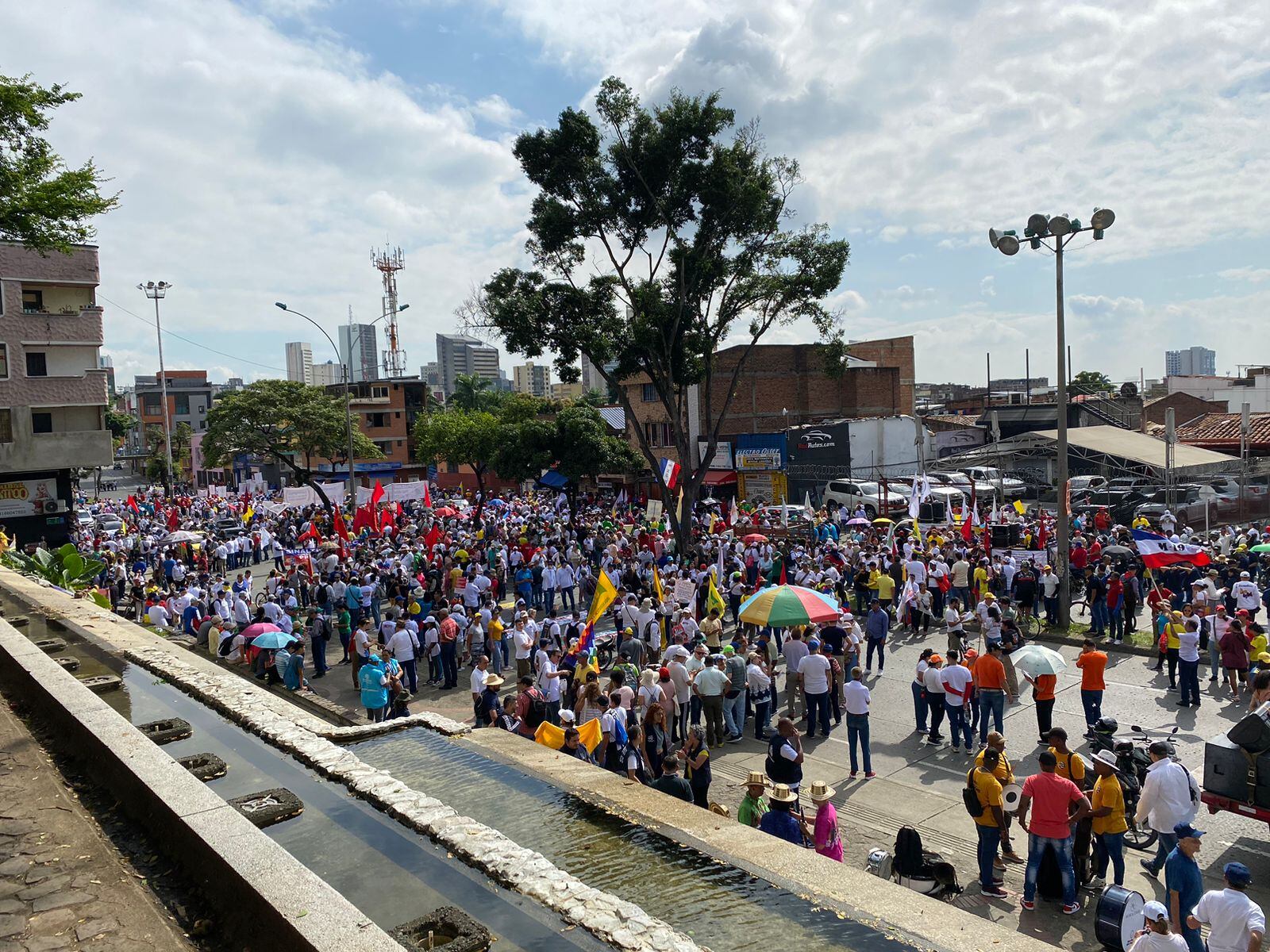 En la mayoría de las ciudades capitales hay gran multitud de ciudadanos.